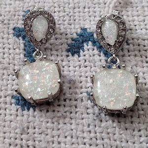 Opal imitation jewelry.2 pair of earrings and rings. Included.